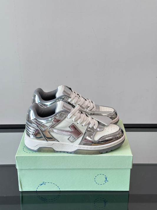 OFF W SNEAKERS