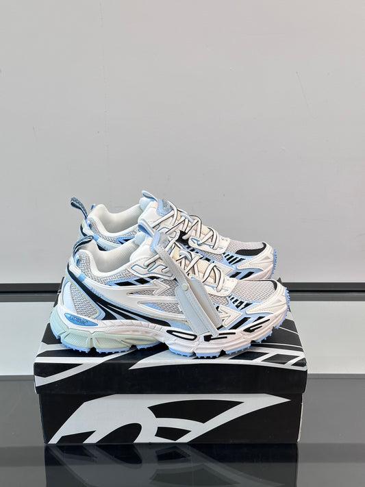 OFF W SNEAKERS