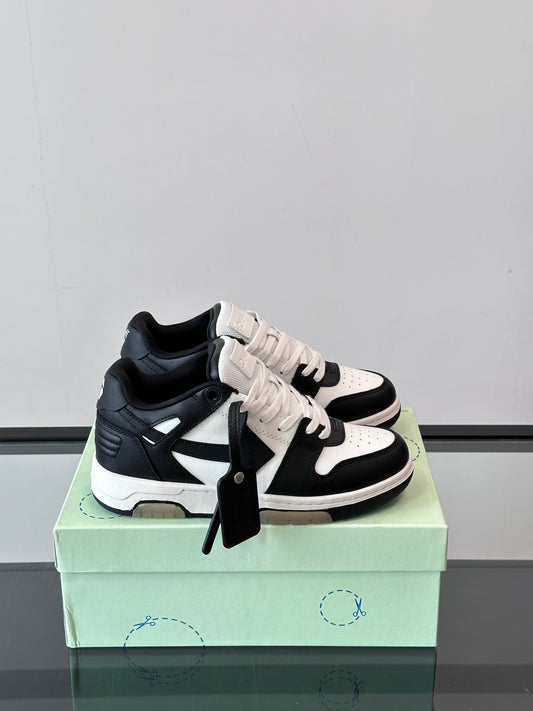 OFF W SNEAKERS